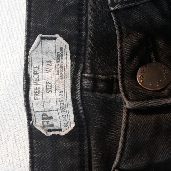 Free People black distressed cropped ankle skinny jean size 24 - Picture 4 of 5